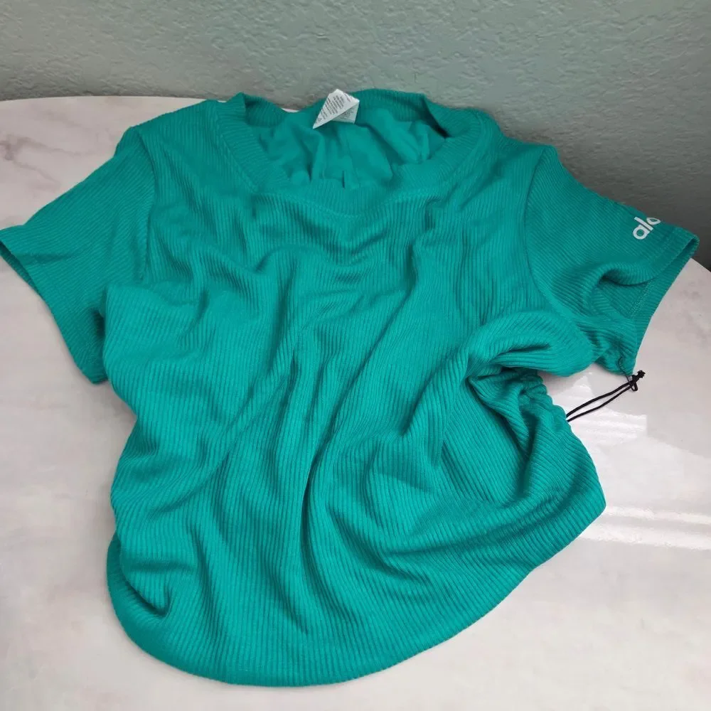 Alo Yoga Ribbed Manifest Short Sleeve Tee In Green Emerald